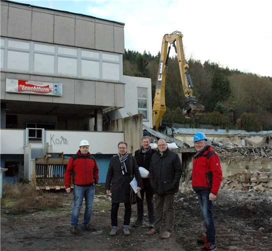 Verbandsgemeindebürgermeister Guido Nisius (2. v. r.) stellte gemeinsam mit den Planern das Bauprojekt vor.