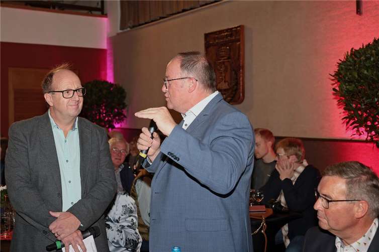Verbandsgemeindebürgermeister Guido Nisius lobt im Interview mit Moderator Olli Martini die Arbeit des TuWi Adenau.