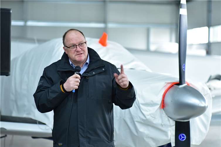 Verbandsgemeindebürgermeister Guido Nisius übergibt die Flugzeughalle ihrem Bestimmungszweck. (Foto: Stefan János Wágner)