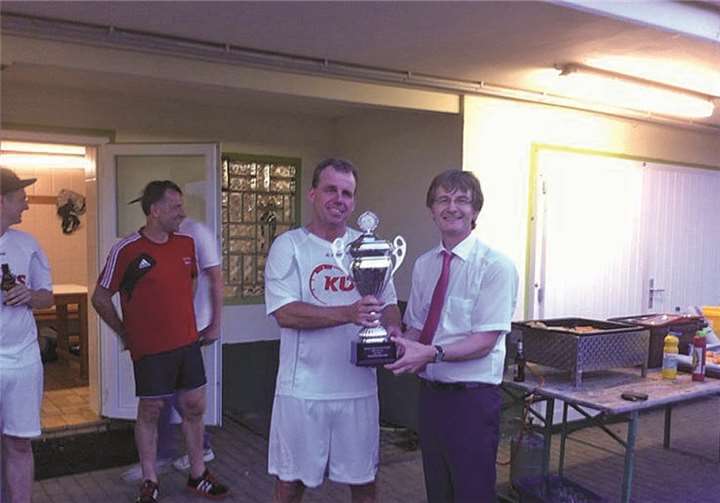 Verbandsgemeindebürgermeister Hans-Günter Fischer überreichte dem Spielführer des VfB Linz, Volker Hansult, den Verbandsgemeindepokal.