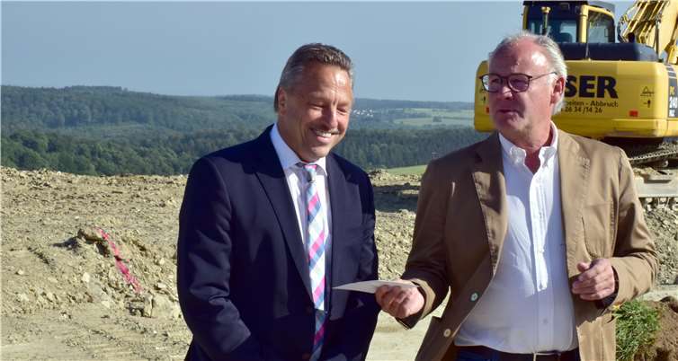 Verbandsgemeindebürgermeister Hans-Werner Breithausen (links) freute sich, als Architekt Thomas Koch versicherte, dass das neue Domizil der Wehr in einem Jahr fertig sei.