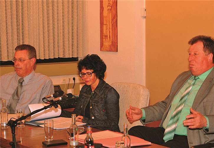 Verbandsgemeindebürgermeister Horst Rasbach (r.), mit den Beigeordneten Martina Jungbluth und Bernd Altmann. WT