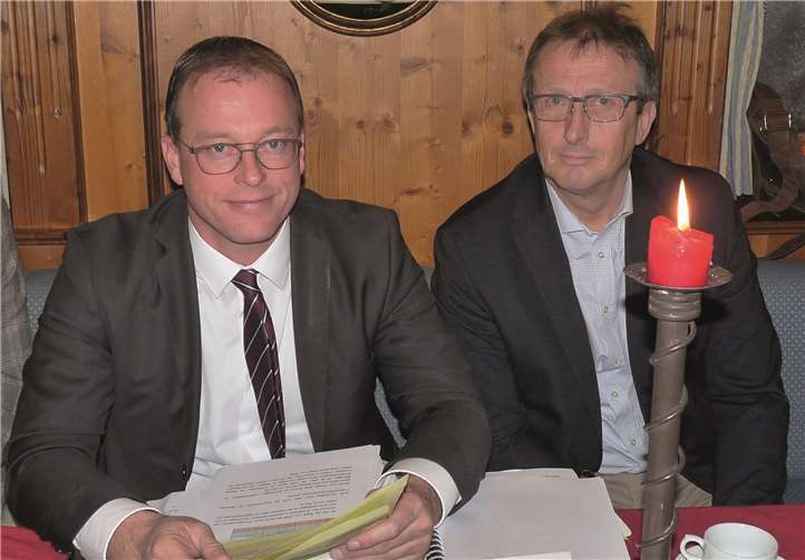 Verbandsgemeindebürgermeister Jörg Lempertz (l.) – hier mit dem 1. Beigeordneten Joachim Plitzko - stellte den Haushalt 2019 vor. FRE