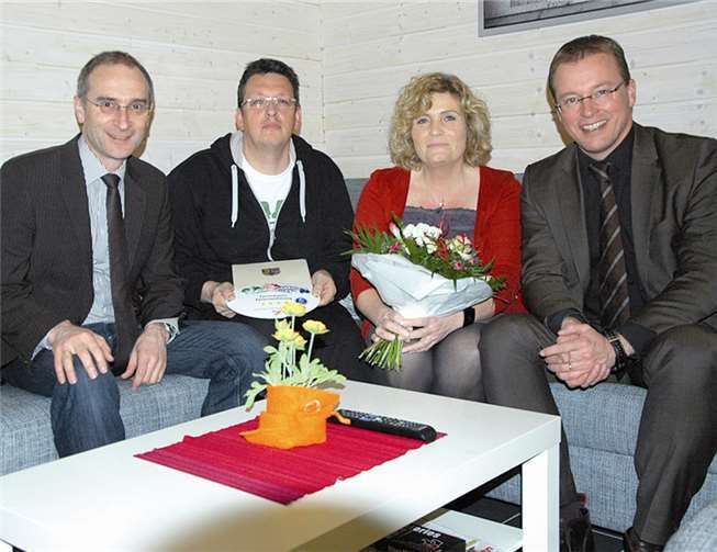 Verbandsgemeindebürgermeister Jörg Lempertz (r.) und Ortsbürgermeister Theo Krayer überbrachten Familie Klapperich die Plakette und gratulierten mit einem Blumenstrauß. privat