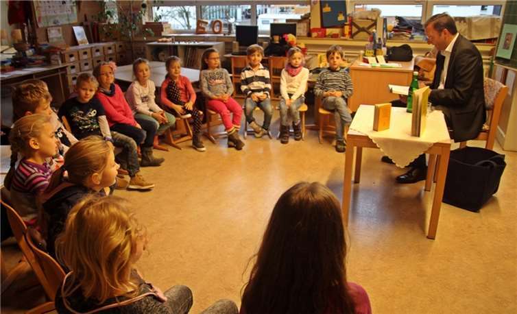 Verbandsgemeindebürgermeister Josef Oster las in der ersten Klasse den Klassiker „Pippi Langstrumpf“.