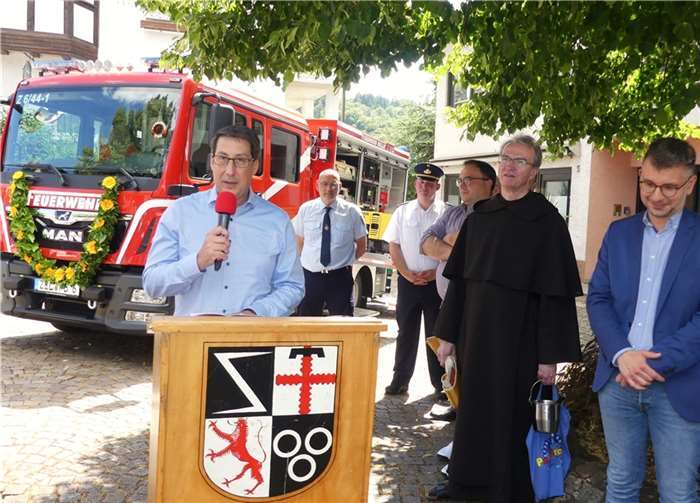 Verbandsgemeindebürgermeister Jürgen Hoffmann übergibt das neue MLF an die Freiwillige Feuerwehr Bullay. Foto: TE