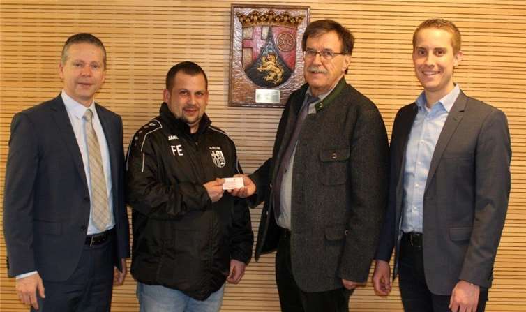 Verbandsgemeindebürgermeister Klaus Bell (2. v. r.) bedankte sich bei Frank Eultgem(2. v. l.) für dessen Einsatz und überreichte ihn die Ehrenamtskarte. Foto: privat