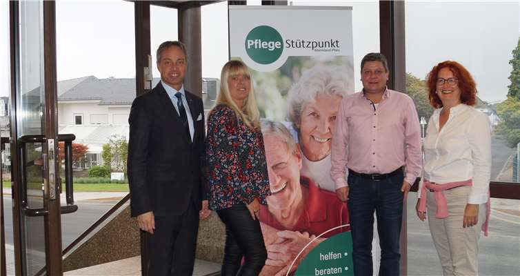 Verbandsgemeindebürgermeister Michael Merz (li.) begrüßt die Mitarbeiterinnen und Mitarbeiter am neuen Standort im ehemaligen Jasba-Gebäude. Privat