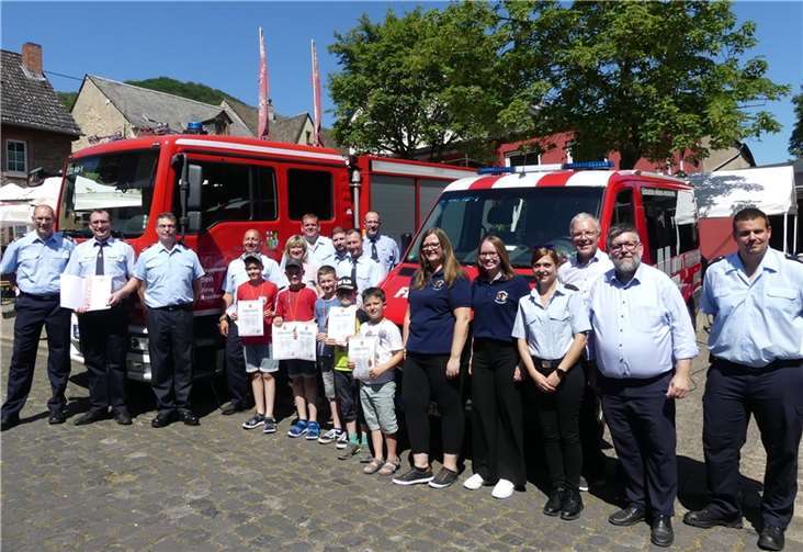 Verbandsgemeindebürgermeister Wolfgang Lambertz (2. v.r.) nahm beim Feuerwehrfest die Beförderungen und Auszeichnungen vor. Fotos: TE