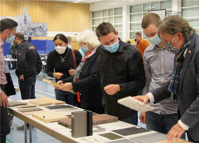 Verbandsgemeindehaus zum Anfassen: Am Rande der Sitzung konnten die Ratsmitglieder einige Materialmuster begutachten und dabei das neue Gebäude „erfühlen“.Foto: VG Montabaur