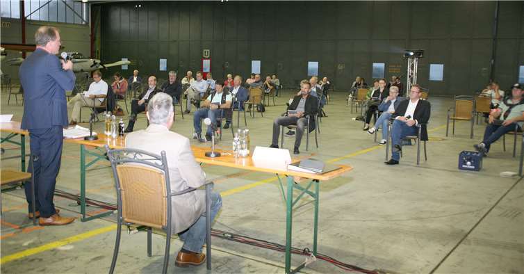 Verbandsgemeinderat und Stadtrat von Mendig tagten gemeinsam im Hangar 7 des Flugplatzes, der in Zeiten von Corona Platz ohne Ende bot für die geltenden Abstandsregeln.Foto: WE