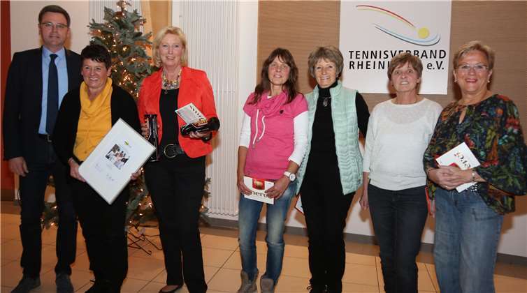 Verbandsliga-Meister wurde die Damen 60-Mannschaft des TC Bad Breisig, die während der Saison mit Karin Derichsweiler, Gabriele Kolletzko, Rita Laugks, Gertie Buhr-Schmidt, Magdalena Becker, Elke Reinecke, Christa Schenk, Margret Heyne-Hutmacher, Helga Leiss, Irmtraud Kull angetreten war. TVR-Jugendwart Michael Montada (links) überbrachte die Glückwünsche des Präsidiums.TVR