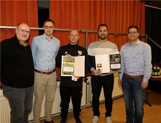 Verbandsschiedsrichterlehrwart Ulrich Schneider-Freundt (v.l.), Lukas Heep sowie Mario Becker (rechts) vom Kreisschiedsrichterausschuss Westerwald-Wied zeichneten Wichard Pirngruber (3. von links) und Hüseyin Öksüz im Rahmen der bundesweiten Aktion „Danke Schiri“ aus. Foto: Andreas Egenolf