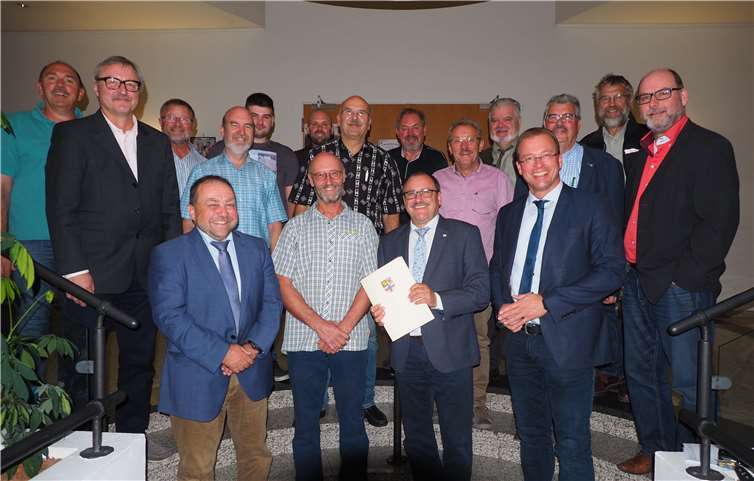 Verbandsversammlung des Forstzweckverbandes: (vorne v.l.n.r.) Alfred Schomisch 1. Stellv. Vorsitzender; Reinhardt Busch, Forstarbeiter; Gerd Heilmann; Jörg Lempertz, Verbandsvorsitzender; (beide Reihen hinten v.l.n.r.) Rainer Hilger, Bürgermeister Thür; Erich Pung, BM Kirchwald; Bernd Merkler, BM Bell und 2. Stellv. Vors.; Rudolf Wingender, BM Volkesfeld; Christian Simon, Forstarbeiter; Stephan Schwall, Forstarbeiter; Werner Spitzley, BM Ettringen; Michael Stephani, BM St. Johann; Manfred Gerner, BM Welling; Wolfgang Dazert, Forstamtsrat; Hans-Peter Ammel, Stadtbürgermeister Mendig; Bolko Haase, Oberforstrat; Andreas Doll, BM Rieden. privat