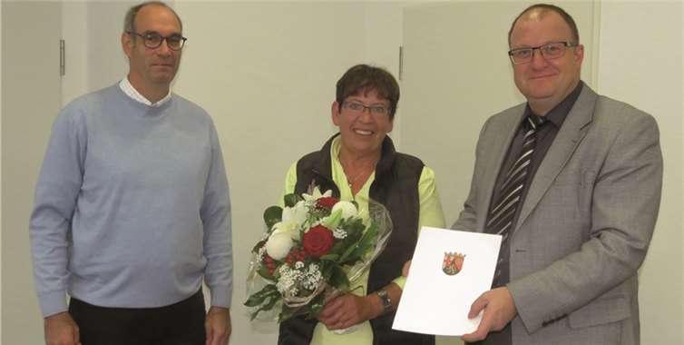 Verbandsvorsteher Guido Nisius (rechts) gratulierte gemeinsam mit Personalleiter Bernhard Jüngling (links) der langjährigen Mitarbeiterin Brigitte Szary zum 40-jährigen Dienstjubiläum bei der Sozialstation. privat