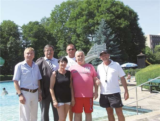 Verbandsvorsteher Klaus Bell (2. v. l.) begrüßte Karin Wieland als 25.000. Badegast der Saison. privat