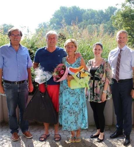 Verbandsvorsteher Klaus Bell überreicht Ilona Schmitt unter anderem eine Zehner-FamilienkarteFoto: privat