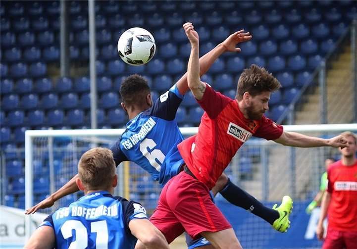 Verbissene Zweikämpfe erlebten die nur 190 Zuschauer im Dietmar-Hopp-Stadion in Hoffenheim.TH
