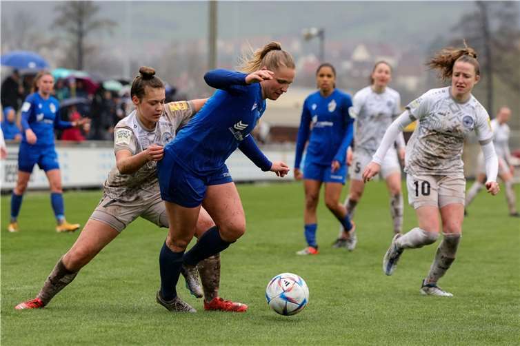 Verbissene Zweikämpfe in Jena: SG 99-Youngster Leonie Wäschenbach (weißes Trikot) stoppt eine FCC-Stürmerin. Foto: Tobias Jenatschek