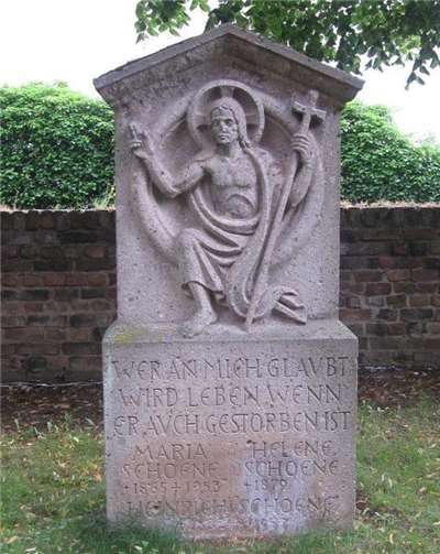 Verbliebener Grabstein vom alten Friedhof an der Kirche.