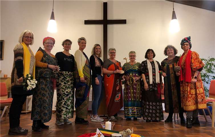 Verbunden mit Frauen aus Simbabwe zeigten sich die evangelischen und katholischen Kirchengemeinden in Rhein-Lahn-Kreis. Vielfalt prägte dabei wie in Singhofen (Foto) den Weltgebetstag, was Thematik, Musik, Kleidung, Essen und der Schmuck in den Räumen anbelangt. Foto: Dekanat Nassauer Land