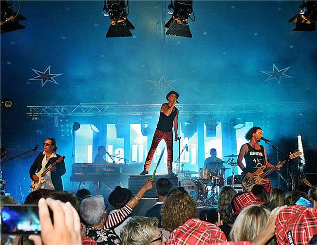 Verbundenheit mit der Band demonstrierten nicht wenige Fans durch das Tragen des Brings-typischen Schottenkaros.