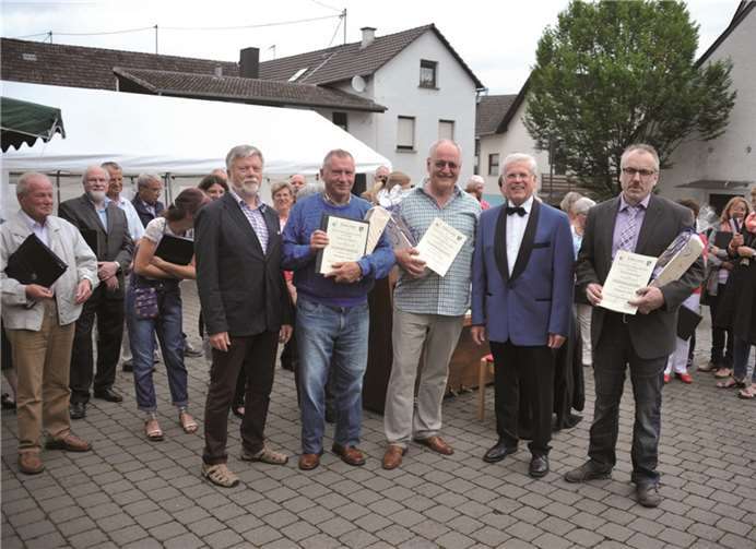 Verdiente Chorsänger werden ausgezeichnet.