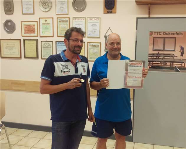 Verdiente Ehrung für den Vater des Erfolges: Regionsvorsitzender Marcel Mareien, Robert Adams (v. l. n. r.).privat