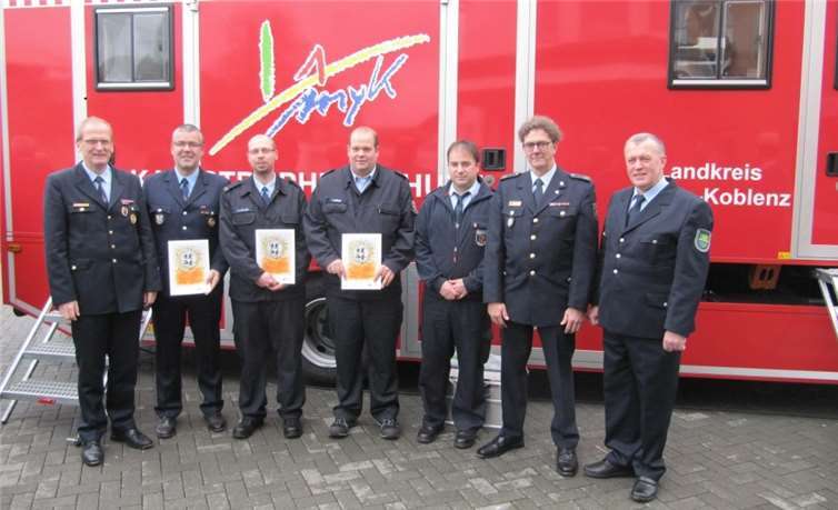 Verdiente Feuerwehrkameraden wurden für ihr ehrenamtliches Engagement geehrt: (v. l.) Kreisfeuerwehrinspekteur Rainer Nell, Holger Neumann, Bastian Müller, Thomas Brost, Vorsitzender des Kreisfeuerwehrverbandes Jens Nikolai, Vizepräsident des Landesfeuerwehrverbandes Rheinland-Pfalz Bernd Nauheim, Ehrenvorsitzender des Kreisfeuerwehrverbandes Mayen-Koblenz Horst Helmes.privat