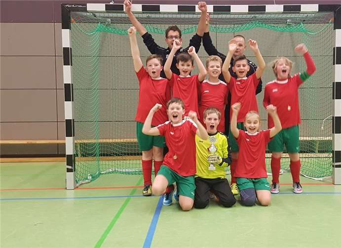 Verdiente Freude bei der E1 der JSG Zissen/Wehr (JFV Zissen) nach dem Gewinn des Christmas-Hallencups des TV Mülhofen 1895 e.V.Foto: privat