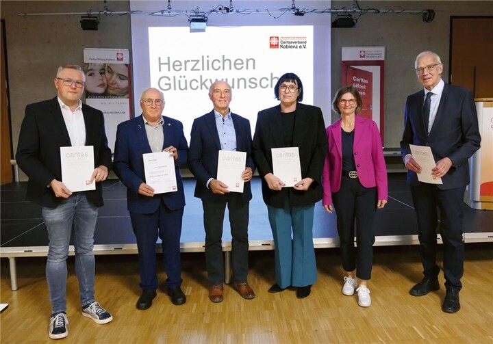 Verdiente Gremienmitglieder wurden für ihr langjähriges ehrenamtliches Engagement geehrt (v.l.): Kai Sattler, Manfred Diehl, Rudi Zenz, Anette Moesta, Caritasdirektorin Victoria Müller-Ensel, Hans-Josef Graefen. Fotos: Marco Wagner