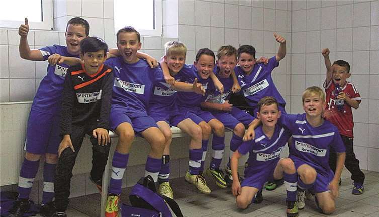 Verdiente Kabinen-Party (v.l.): Lukas Stein, Andre Mangelmann, Felix Klöckner, Linus Sievers, Tim Kreuter, Lars Schmitt, Kjell Weßler, Philipp Kesselheim, Nils Pompetzki und Silas Weßler (Bambini u. Edelfan). privat