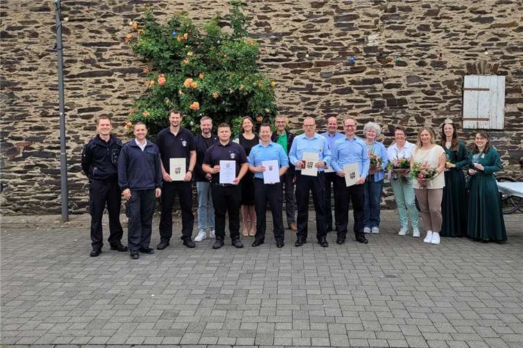 Verdiente Kameraden wurden durch Landrat Marko Boos und Verbandsbürgermeisterin Kathrin Laymann befördert sowie für langjährige Wehrzugehörigkeit geehrt. Fotos: Förderverein der Freiwilligen Feuerwehr Dreckenach