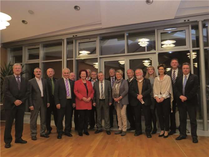 Verdiente Kreistagsmitglieder wurden von Landrat Manfred Schnur persönlich geehrt. privat