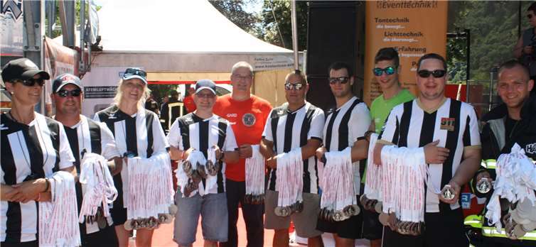 Verdiente Medaillenflut von den Referees für die engagierten Teilnehmer aus 16 Nationen.