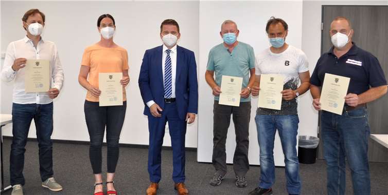 Verdiente Mitarbeitende mit Ehrenurkunde, von links: Markus Schukalla, Bianca Haendel, Bürgermeister Holger Jung, Marcel Wind, Uwe Stockhausen und Helmut Giersberg. Es fehlen: Ewald Knott und Elmar Greuel. Foto: Stadt Meckenheim