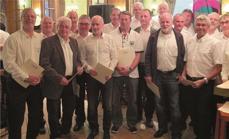 Verdiente Mitglieder der Alte Herren SG Ellingen/Bonefeld/Willroth wurden für langjährige Vereinstreue und besonderes Engagement ausgezeichnet.privat