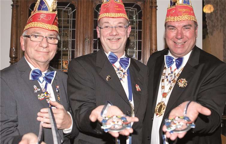 Verdiente Mitglieder des Prinzenclubs Groß Rheinbach wurden ausgezeichnet (v.li.): Michael Lanzrath erhielt den „Narr von Europa“ mit brillanten, Jörg Nawrath den gleichen in Gold und Ralf Dahs in Silber. JOST