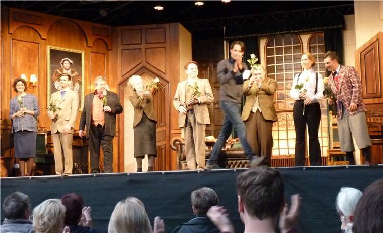 Verdienter Applaus belohnt die Akteure, das Publikum spart nicht damit. v.l. Lilli Koehler, Dominik Penschek,Heiko Haynert, Gabriele Schulze, Boris Weber, Jürgen Reinecke, Carolin Freund, Birger Frehse.Lajos Wenzel verteilt Rosen, wie in jeder Premiere.