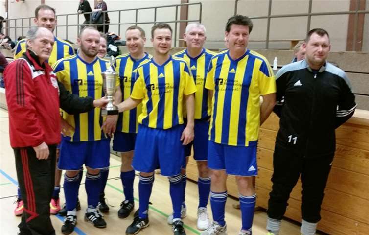 Verdienter Sieger: Die Alten Herren des SV Blau-Gelb Dernau konnten am Ende den Wanderpokal mit nach Hause nehmen.  privat