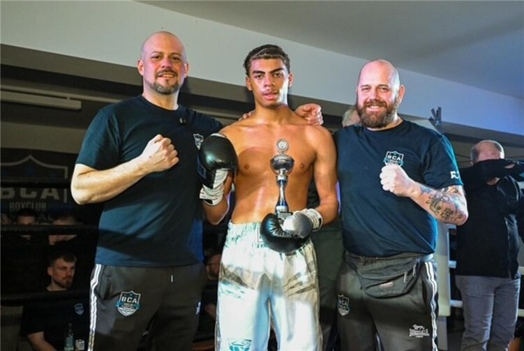 Verdienter Sieger: Steven Imeh mit Pokal und Coaches.  Foto: privat