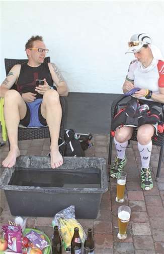 Verdientes Eisbad für geschundene Füße und Verpflegung für die Ultras.