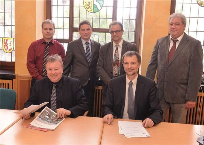 Vereinbarung getroffen: Dr. Jürgen Pföhler und Dr. Ralf Riegel (sitzend v.li.): sowie Theo Lassau (stehend v.l.), Karl-Heinz Porz, Stefan Möller und Harald Köck-Obstfeld. Kreisverwaltung Ahrweiler