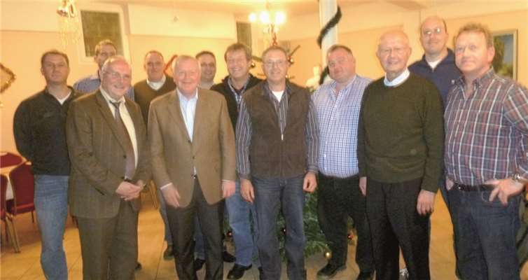 Vereinbarung zwischen Stadt und Verein besiegelt: (v.l.n.r.) Adolf Zils (Vorsitzender Bürgergemeinschaft), Reiner Kilgen (Bürgermeister) und Uwe Siebenmorgen (Sprecher Projektgruppe).privat