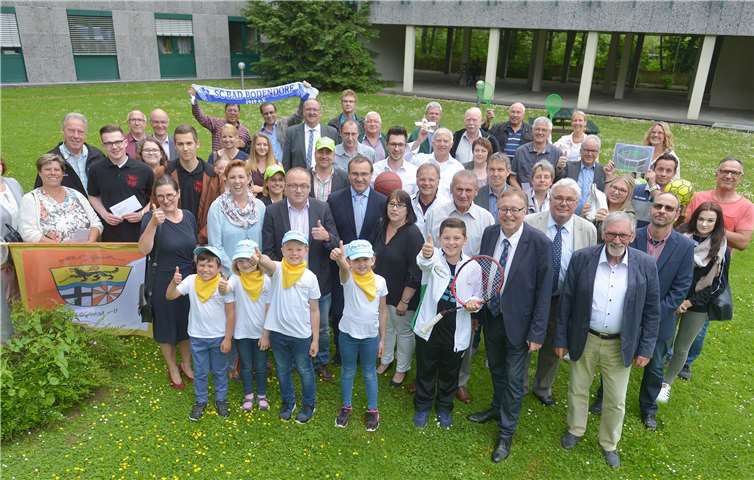 Vereine und Ortsgemeinden freuten sich bei der Übergabe der Fördermittel. Kreisverwaltung Ahrweiler