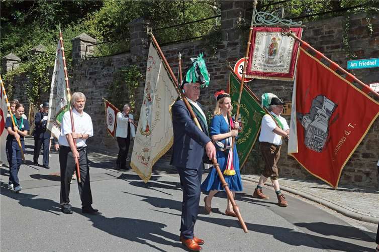 Vereine und Zünfte begleiten die Prozession.