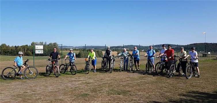 Vereins- und Familienmitglieder trafen sich mit ihren Fahrrädern auf dem vereinseigenen Modellflugplatz in Heiligenroth. Foto: privat