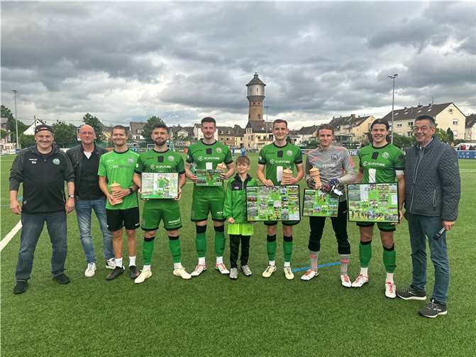 Vereinschef Martin Hahn (von rechts) hat beim letzten Saisonspiel Thilo Kraemer, Thorsten Schmidt, Johnny Kap, Moritz Brato und Andi Brahaj verabschiedet.  Foto: Ulf Steffenfauseweh