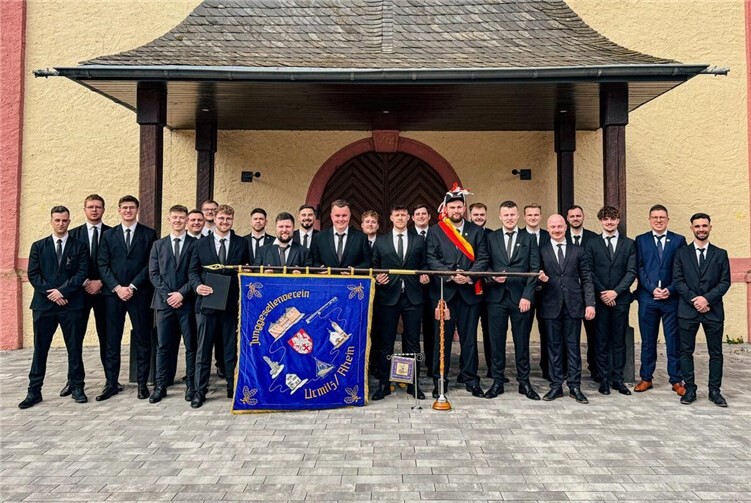 Vereinsfahne für 300 Euro versteigert: Luca Neckenich schlägt zu