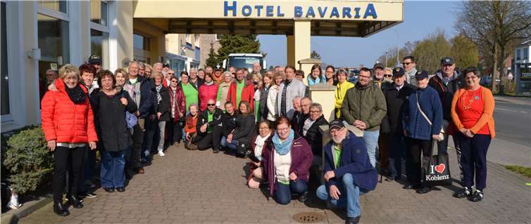 Vereinsfoto vor der Rückfahrt vom Hotel in Oldenburg. Foto: Weissergasser Kirmesgesellschaft